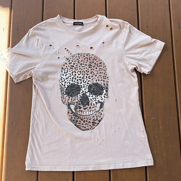 Distressed Skull Top - Picture 2 of 4